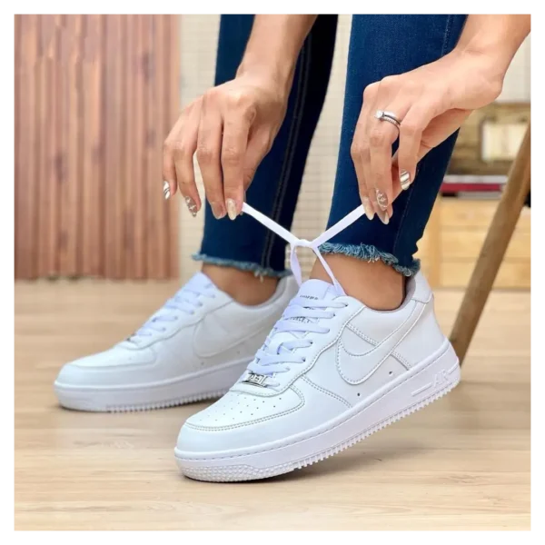 Zapatilla Negra y Blanca De Marca Colegial - Image 2