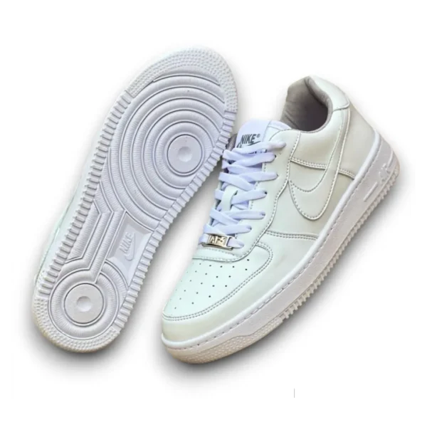 Zapatilla Negra y Blanca De Marca Colegial - Image 4