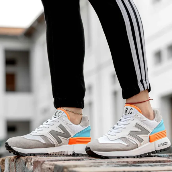 Zapatilla NB gris naranja unisex - Image 2