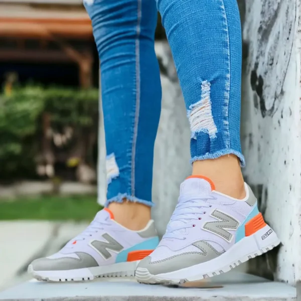 Zapatilla NB gris naranja unisex - Image 3